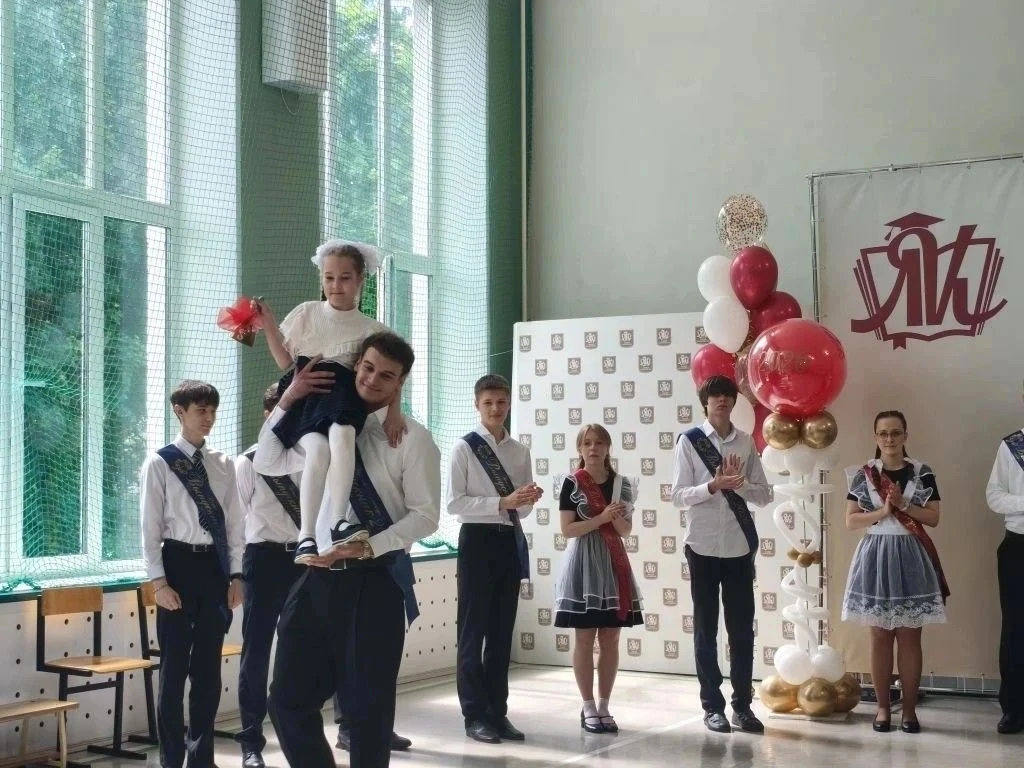 Сегодня для учеников одиннадцатых классов МБОУ "Лицей Климовска" прозвучал Последний звонок! С благо