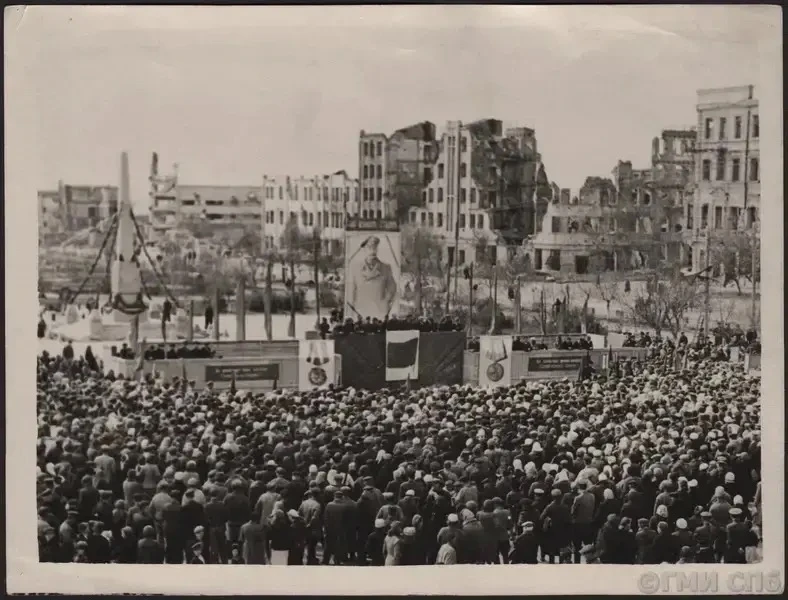 📍На фото площадь Павших Борцов в Сталинграде в день Победы 9 мая 1945 г.