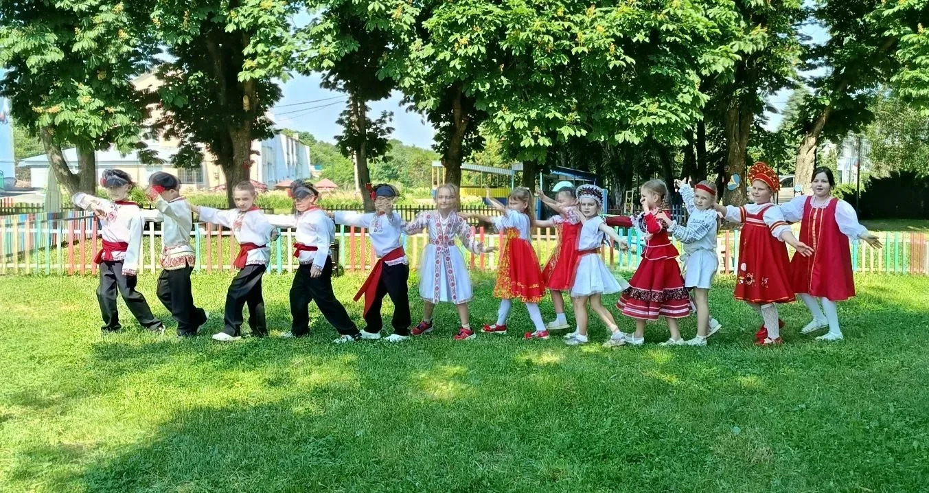 Сегодня дети подготовительной группы "Незабудка' выступили перед малышами с концертной ...