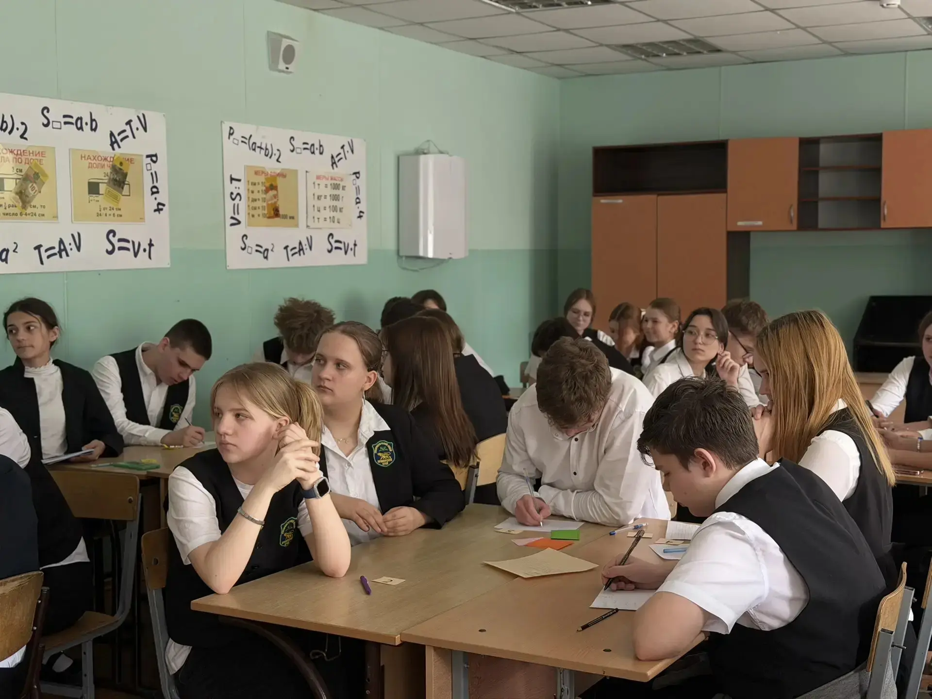 🎓✏️ Сегодня, 11 марта, учащиеся классов 8.1 и 8.2 приняли участие в увлекательном математическом КВИ