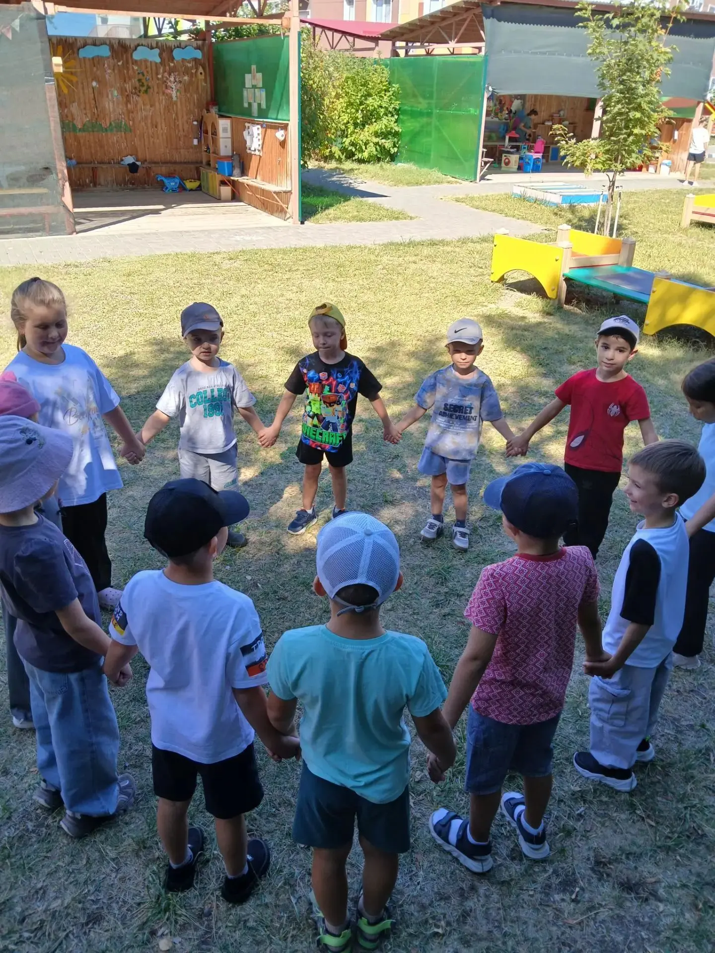 🏃♀️ Подвижные игры на улице: бегаем, приседаем, тянемся к солнцу!