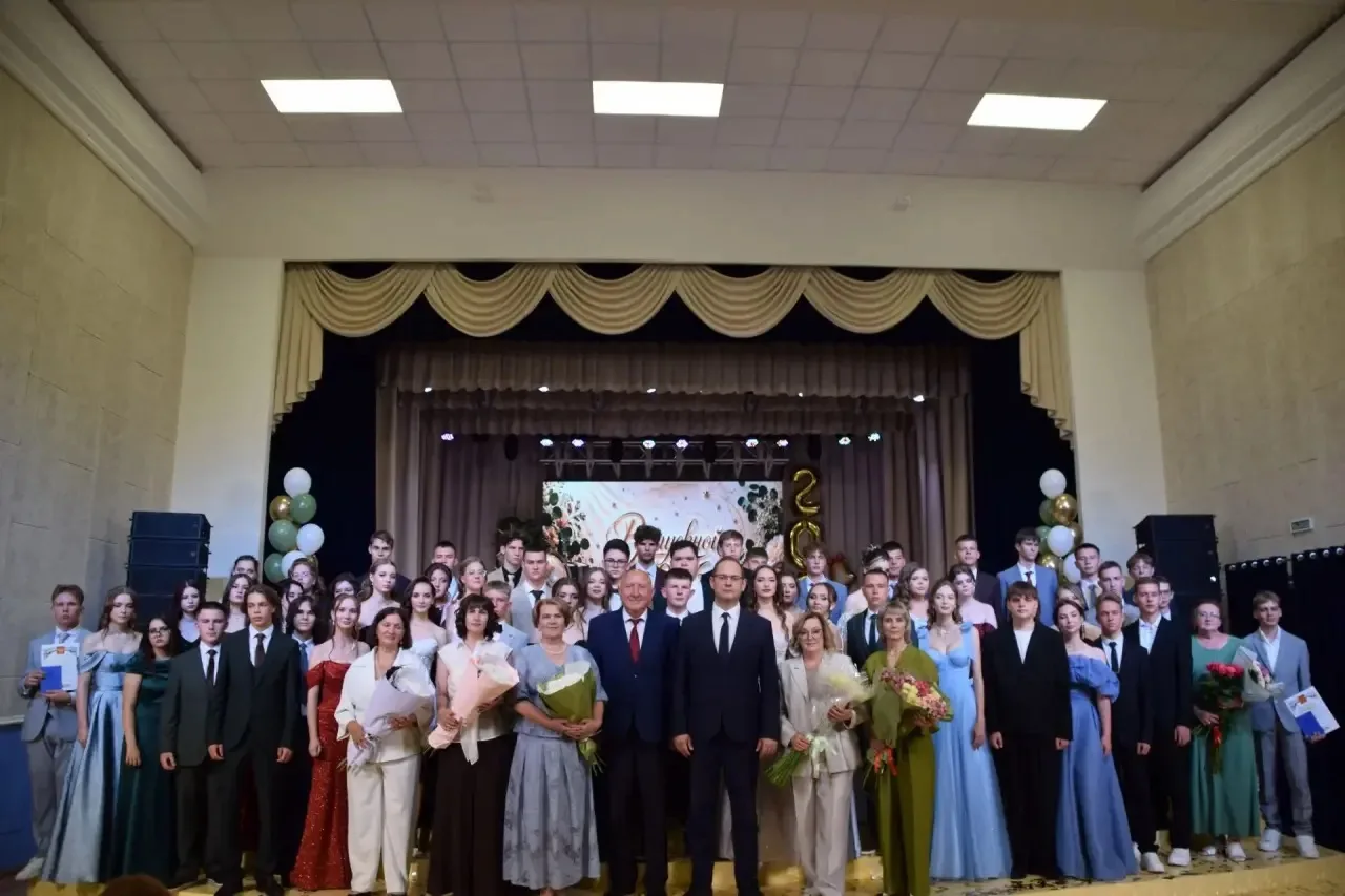 В школе прошел выпускной вечер.