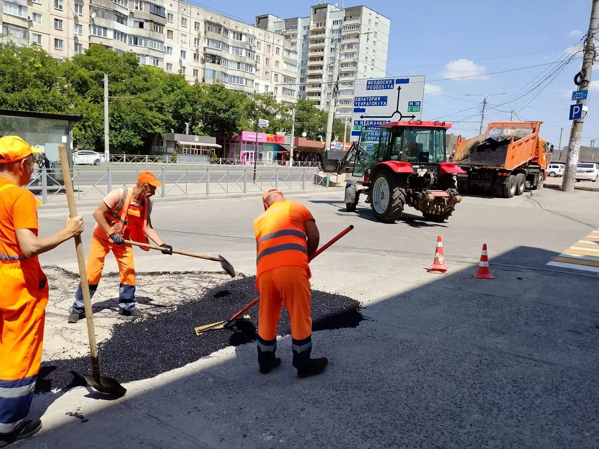Под асфальтом тоже кипит работа...

Иногда, чтобы отремонтировать водопровод, теплосеть или другие и