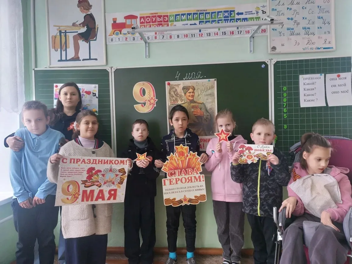 Сегодня, 4 мая, в 3 классе в рамках цикла РОВ «Песни о войне ко Дню Победы» говорили о ...