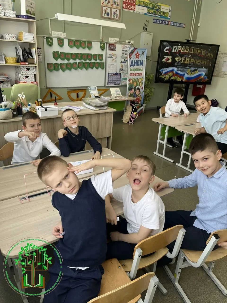 Первый учебный день в 1А прошел зажигательно!  Сразу после дополнительных зимних каникул наш 1-А уст