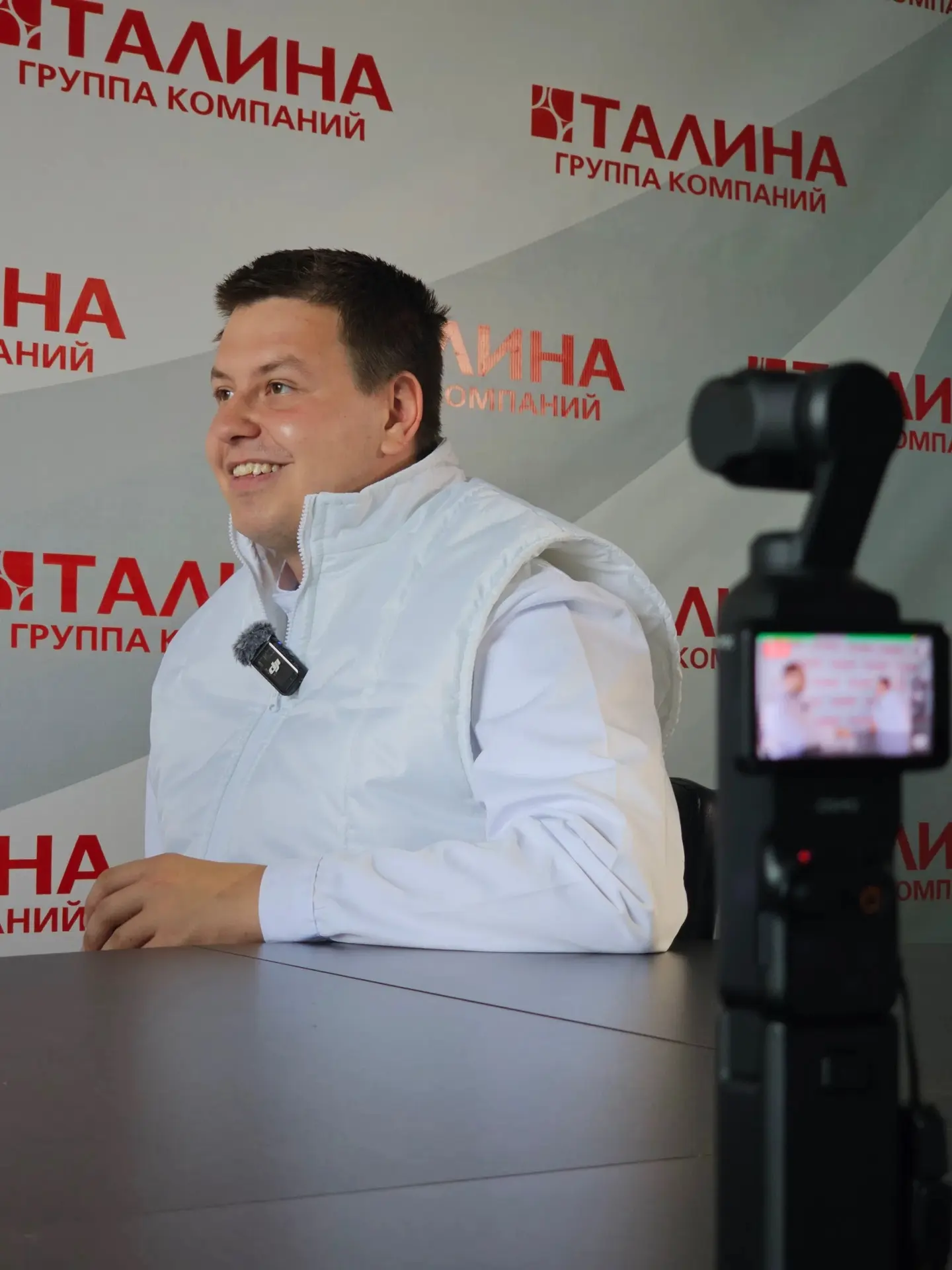 От чего такой довольный Михаил Мазанов? 🤭

Ааа, так он с нашим оператором Александром Овчииниковым 