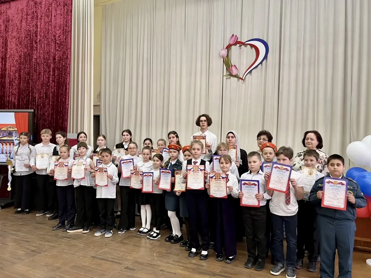 Школьная линейка🇷🇺  📌23 марта в МБОУ «Школа-гимназия, детский сад № 25» прошла еженедельная торжеств