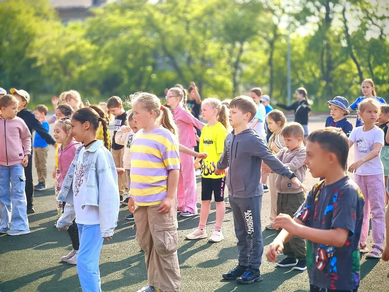 ☀️12 день в лагере: спорт, кино и поиски пиратских сокровищ!

День начался традиционно — с бодрой за