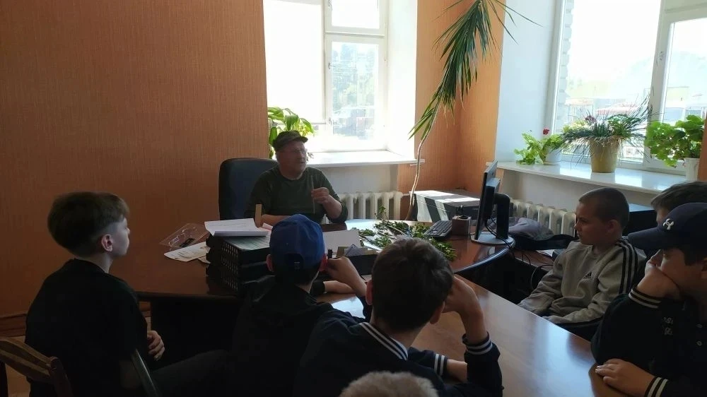 🌿 Сегодня для ребят Солобоевской школы из ШЛ прошло занятие в лесхозе Исетского округа. Директор лес