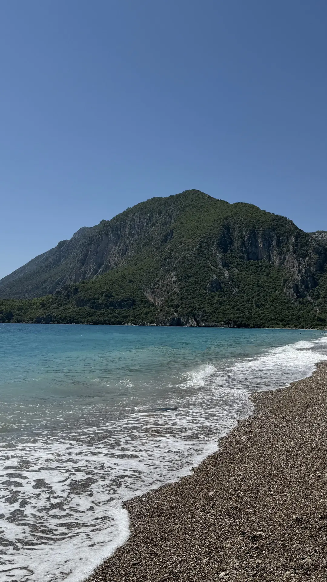 Пляж в Чиралы красиво обрамлен горами. У нас с сестрой прилетели мужья, до конца отпуска будут с нам