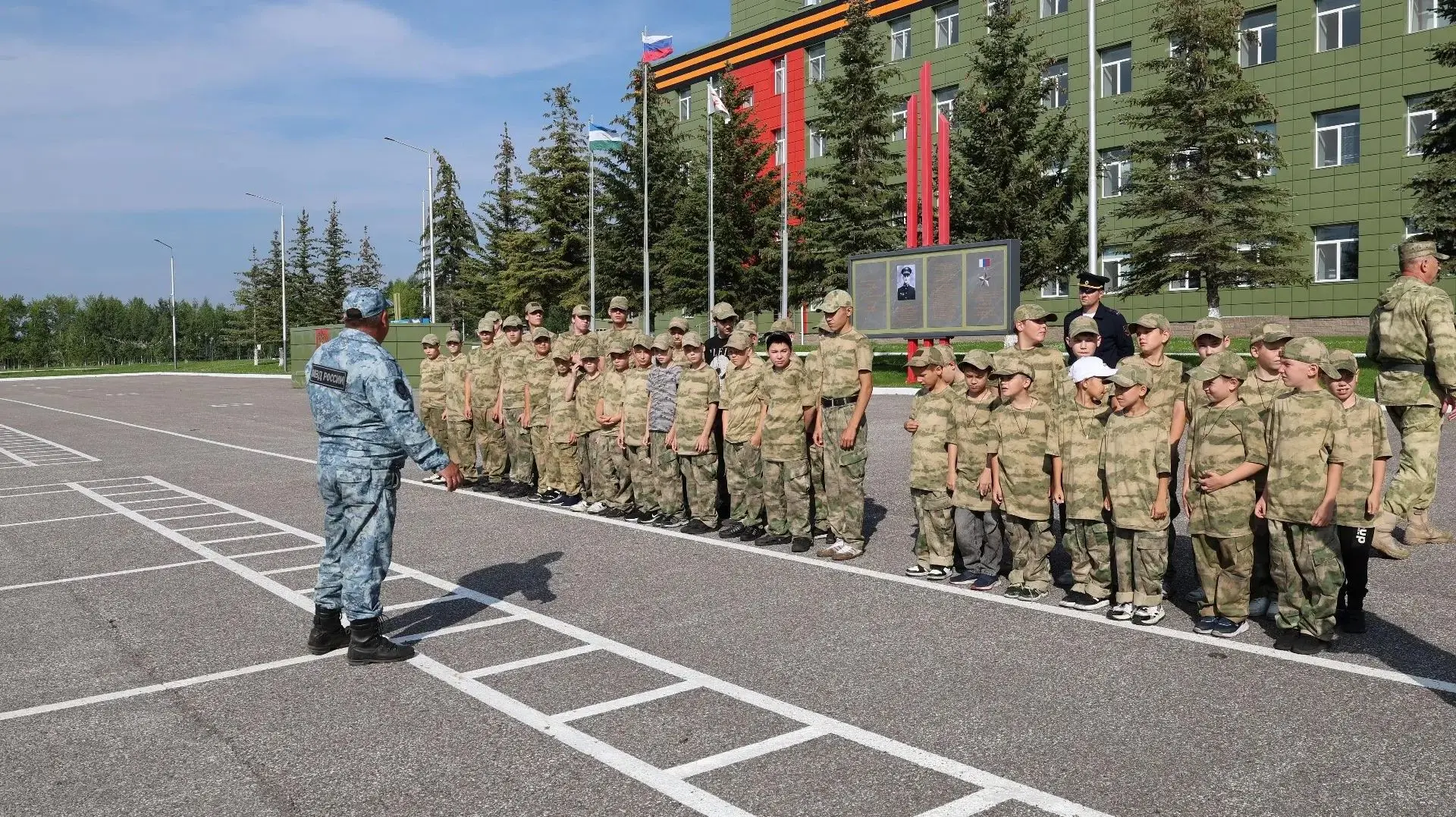 В Башкортостане в военно-патриотическом парке «Патриот» кинологи познакомили подростков...
