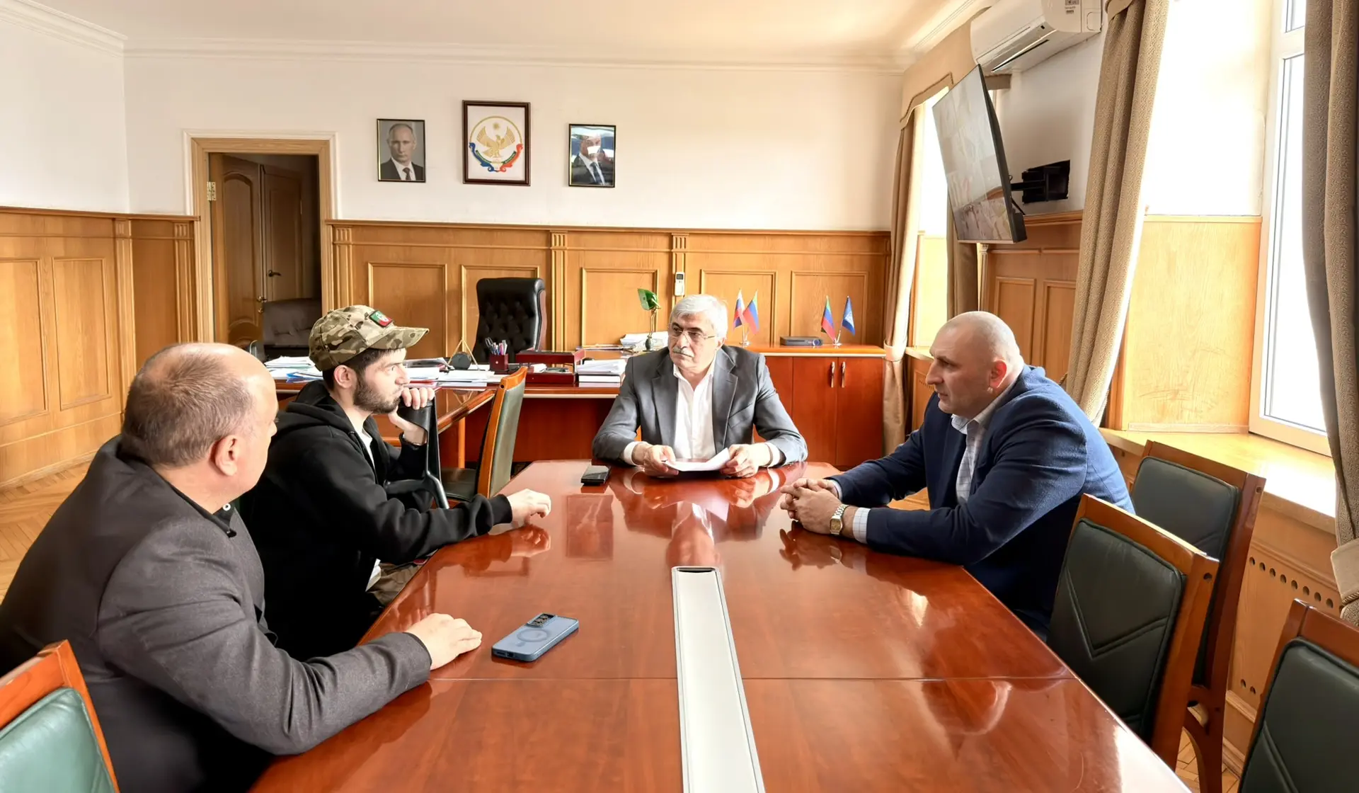 🌍Глава Новолакского района Мамати Гамзатов встретился с участником СВО Пахрутдином Джабраиловым  Рук