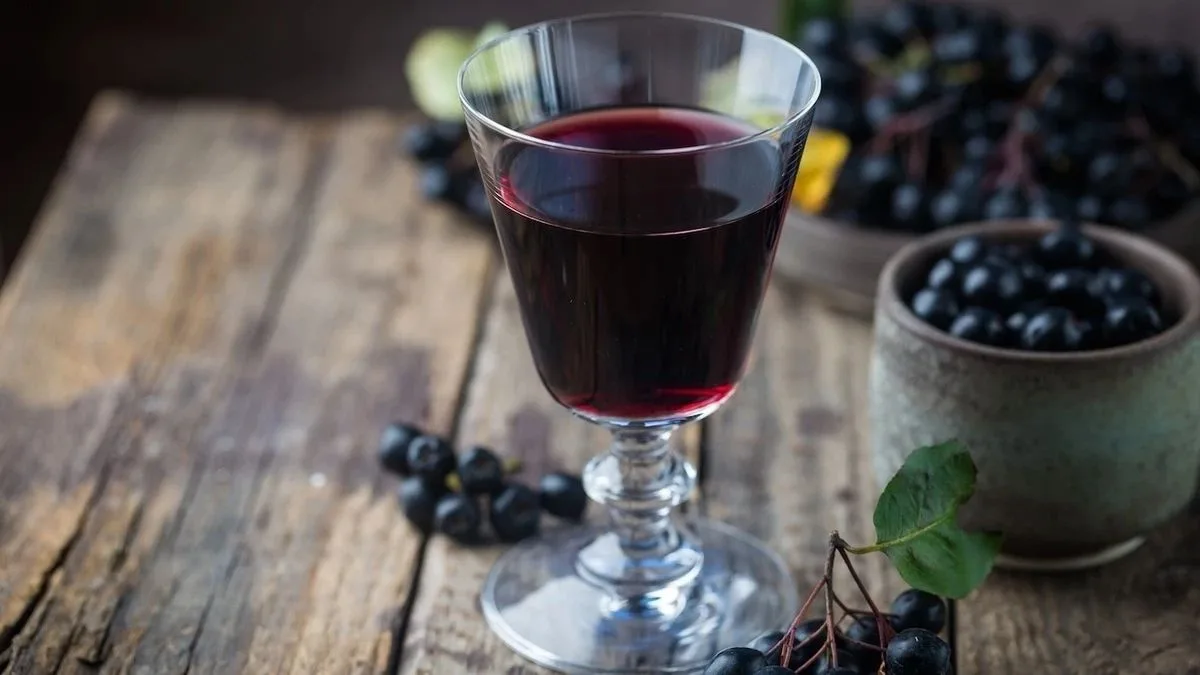Вино из черноплодной рябины — терпкая классика домашнего виноделия 🍷🍇