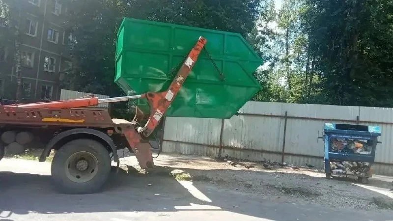 В Бежицком районе Брянска убирают свалки и устанавливают мусорные бункеры
 
В Бежицком районе города