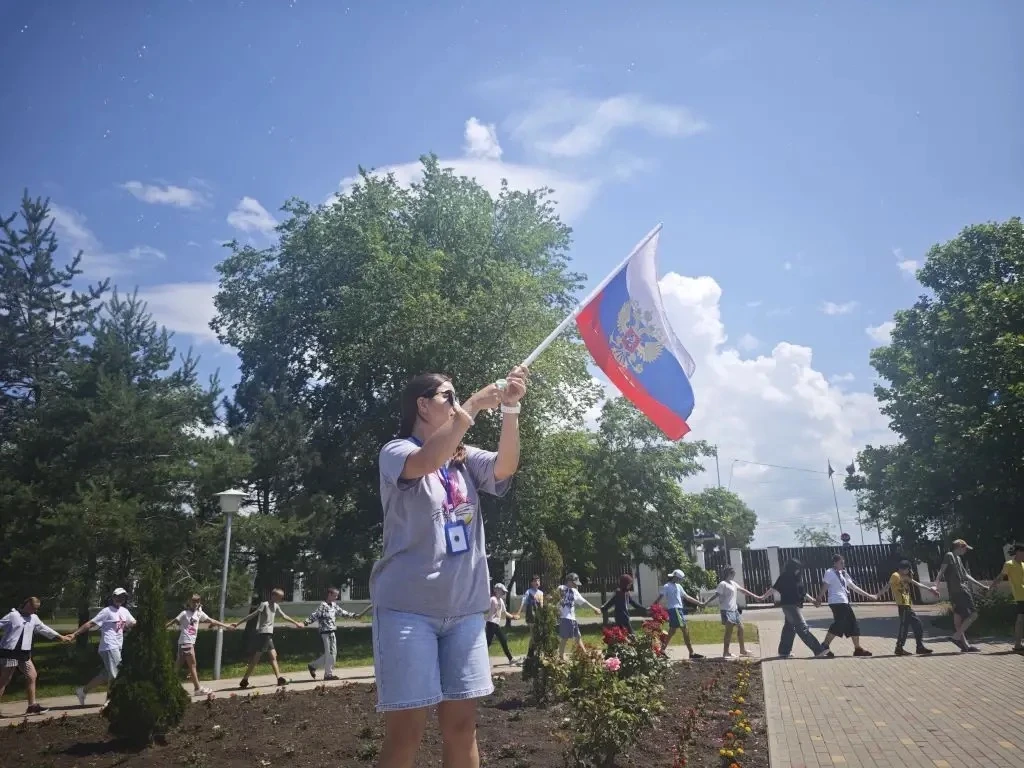 Когда асфальт уже был расцвечен яркими признаниями, а на лицах сияли триколоры, мы поняли: не хватае