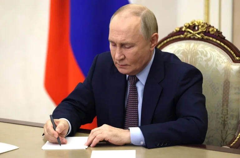 Президент России Владимир Путин поручил с 00:00 5 сентября в течение трех суток не нано...