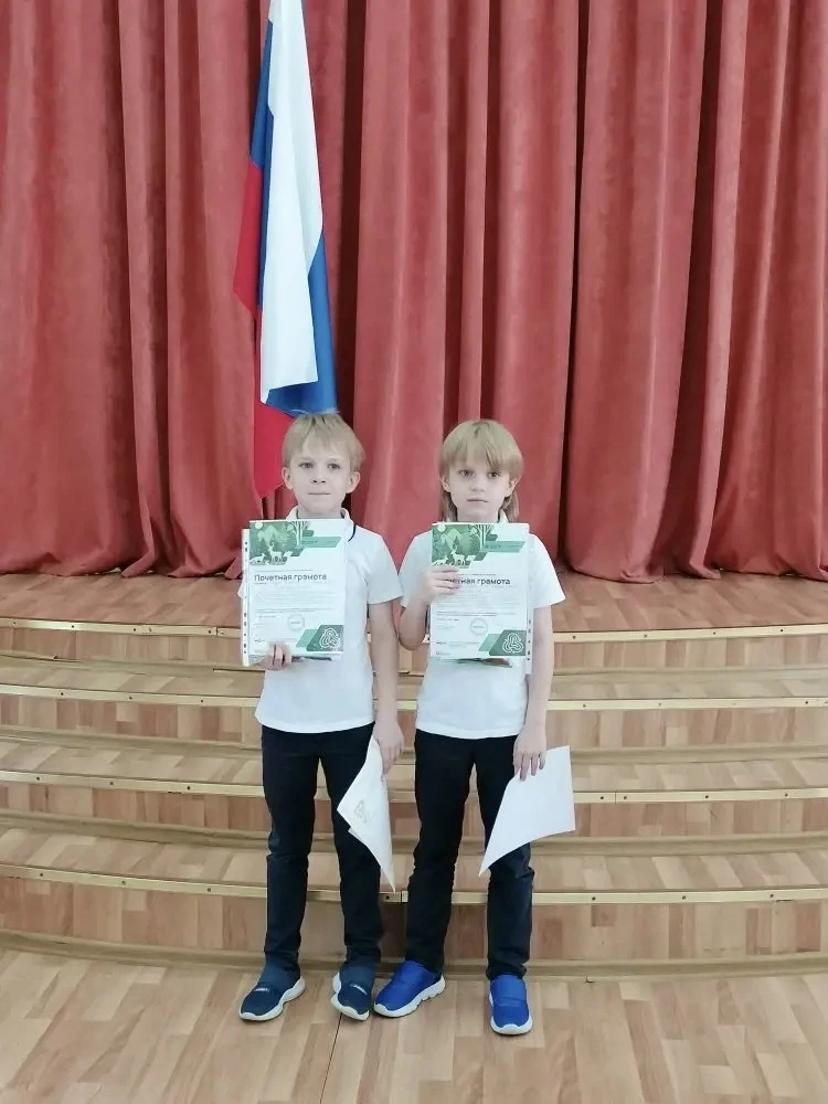 💢 Торжественная линейка   Друзья! Сегодня в школьном здании №2 прошла торжественная линейка, посвящё
