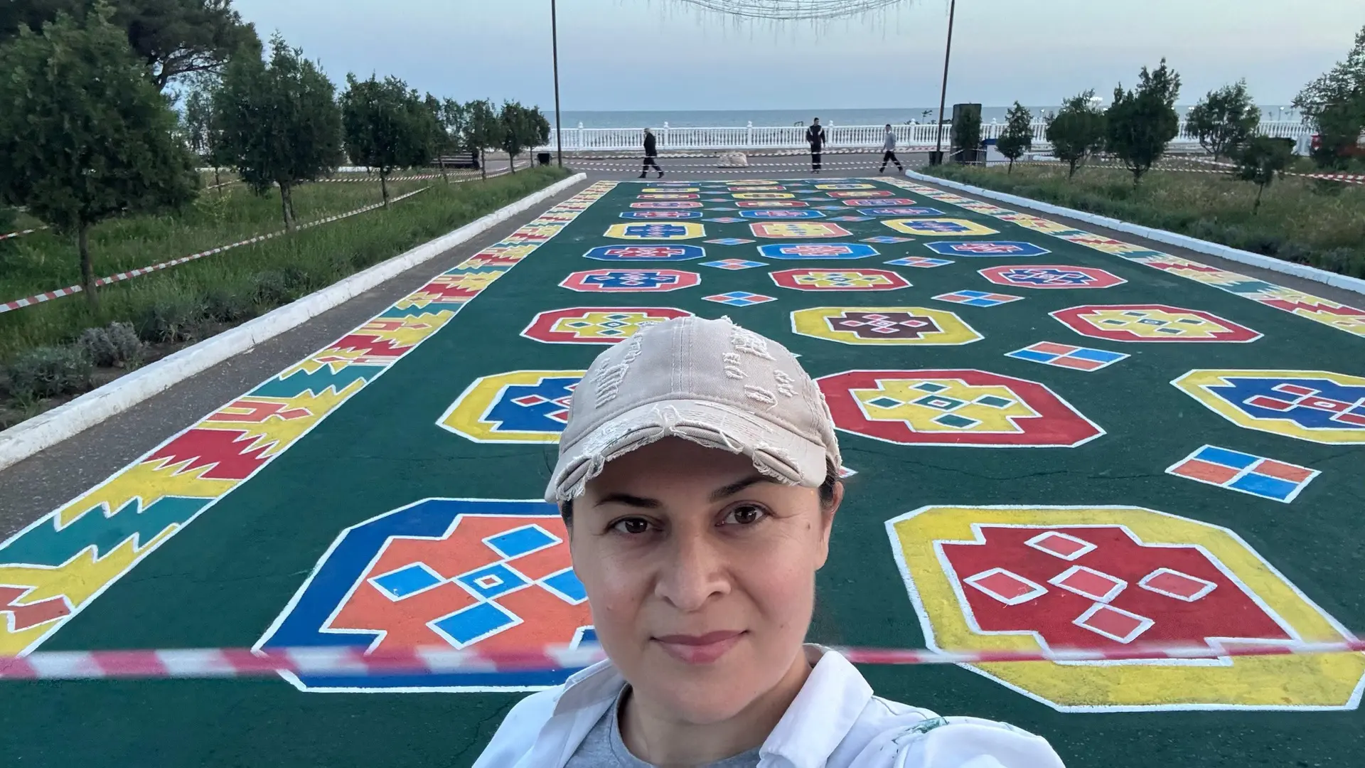 В минувшую субботу на городской набережной кипела работа: Амина Алибекова и Назира Нуро...