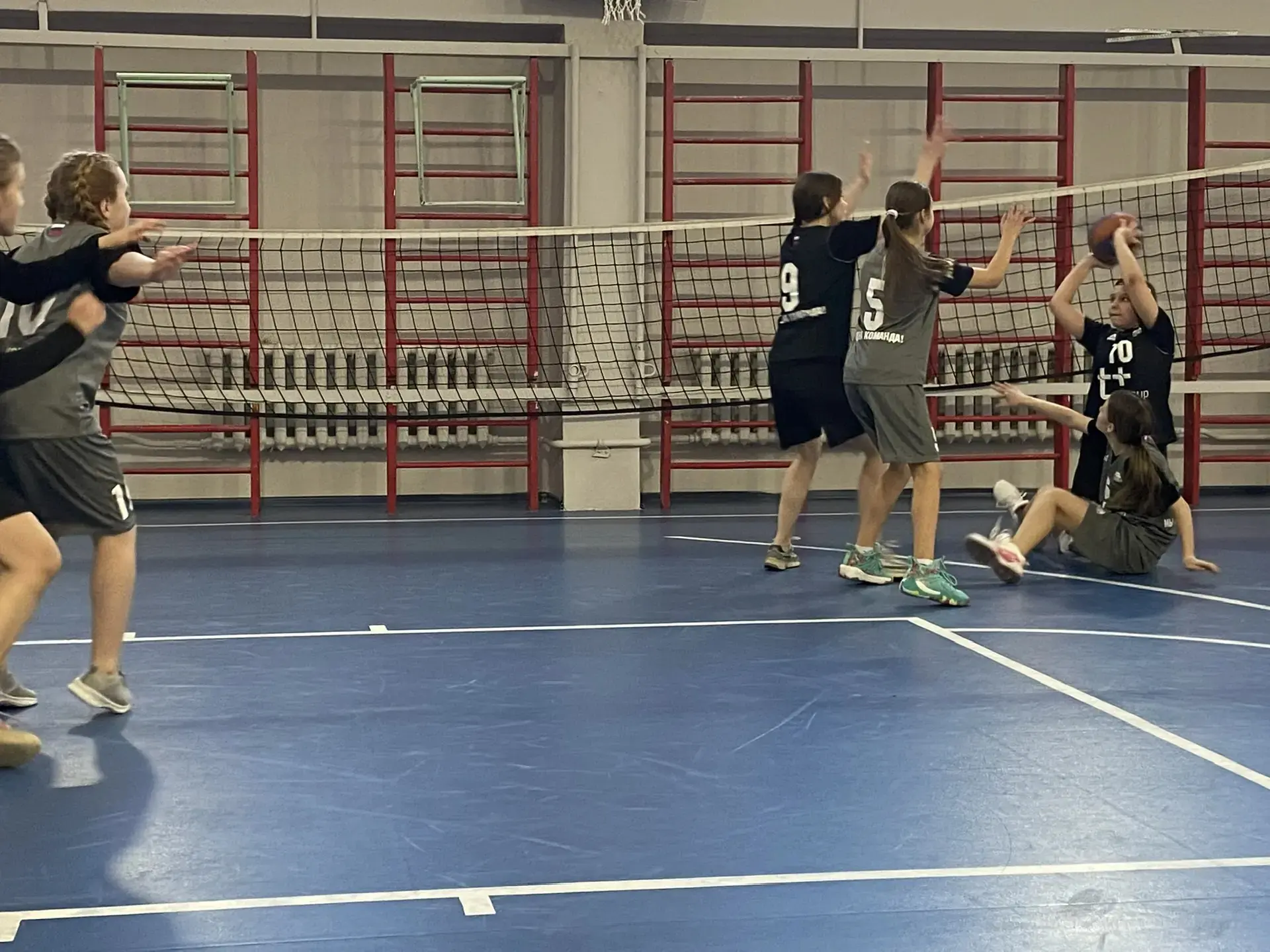 🏆 Серебро в баскетболе 3х3! Команда девушек — вторая в муниципалитете!  Наша школьная сборная по бас
