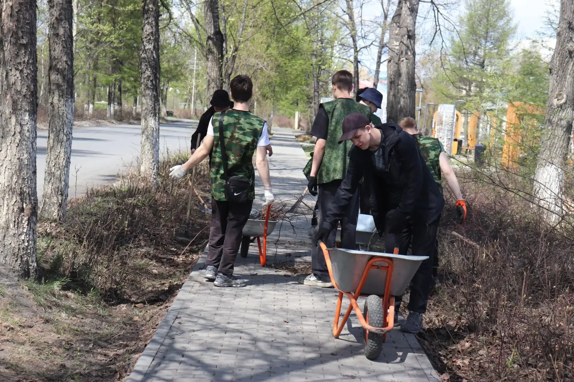 💁‍♂️В Тенькинском муниципальном округе в самом разгаре первая рабочая смена трудовых отрядов. 42 уч