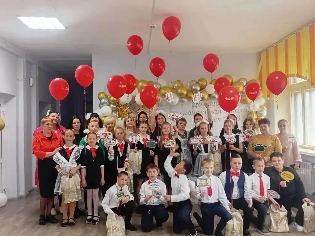 Сегодня в нашей школе произошло трогательное событие — свой первый выпускной отметили у...