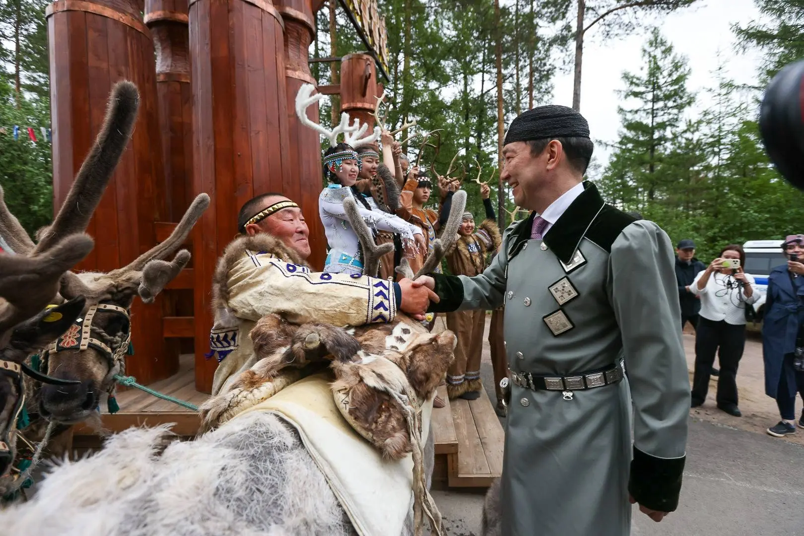 Бакалдын тепло встречает Главу Республики Саха (Якутия) Айсена Николаева и почетных гостей.