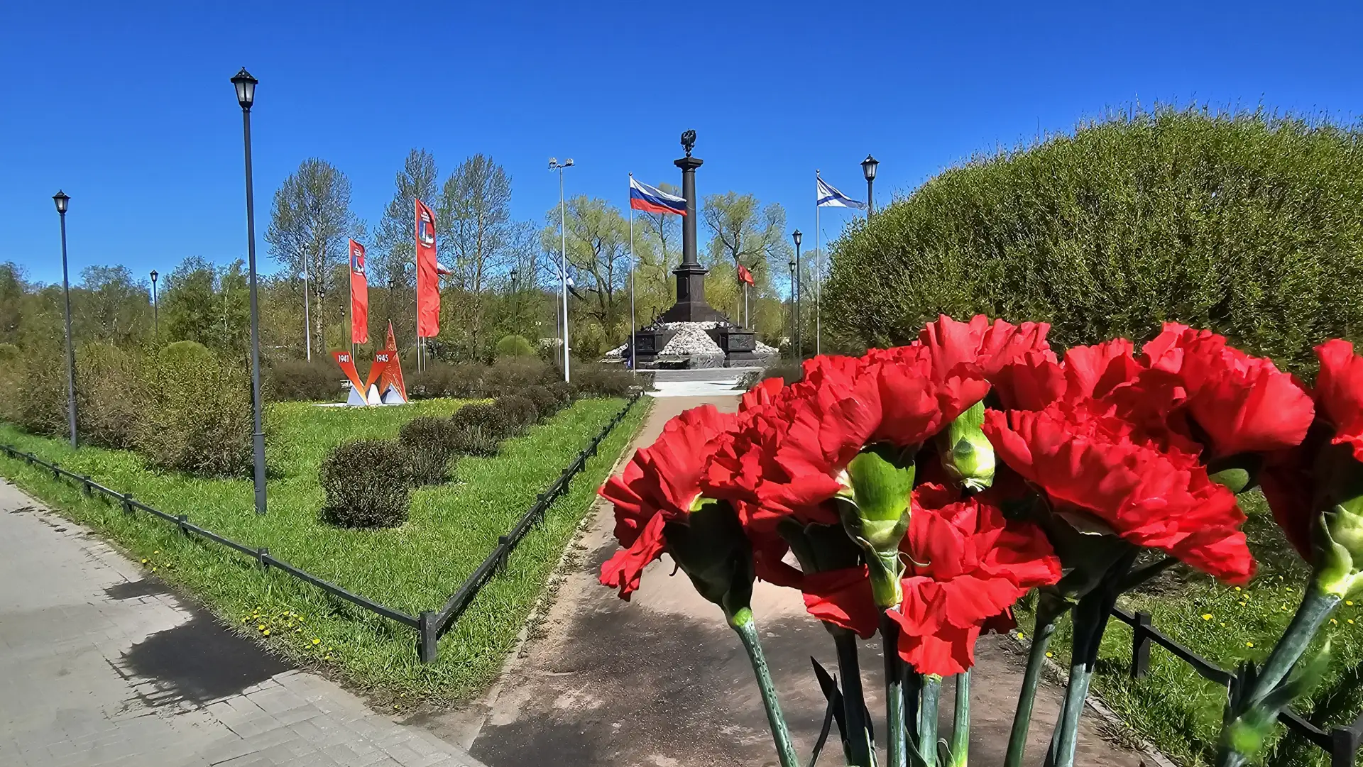 Город-воин, город-щит: сотрудники КЗС почтили память героев в Кронштадте