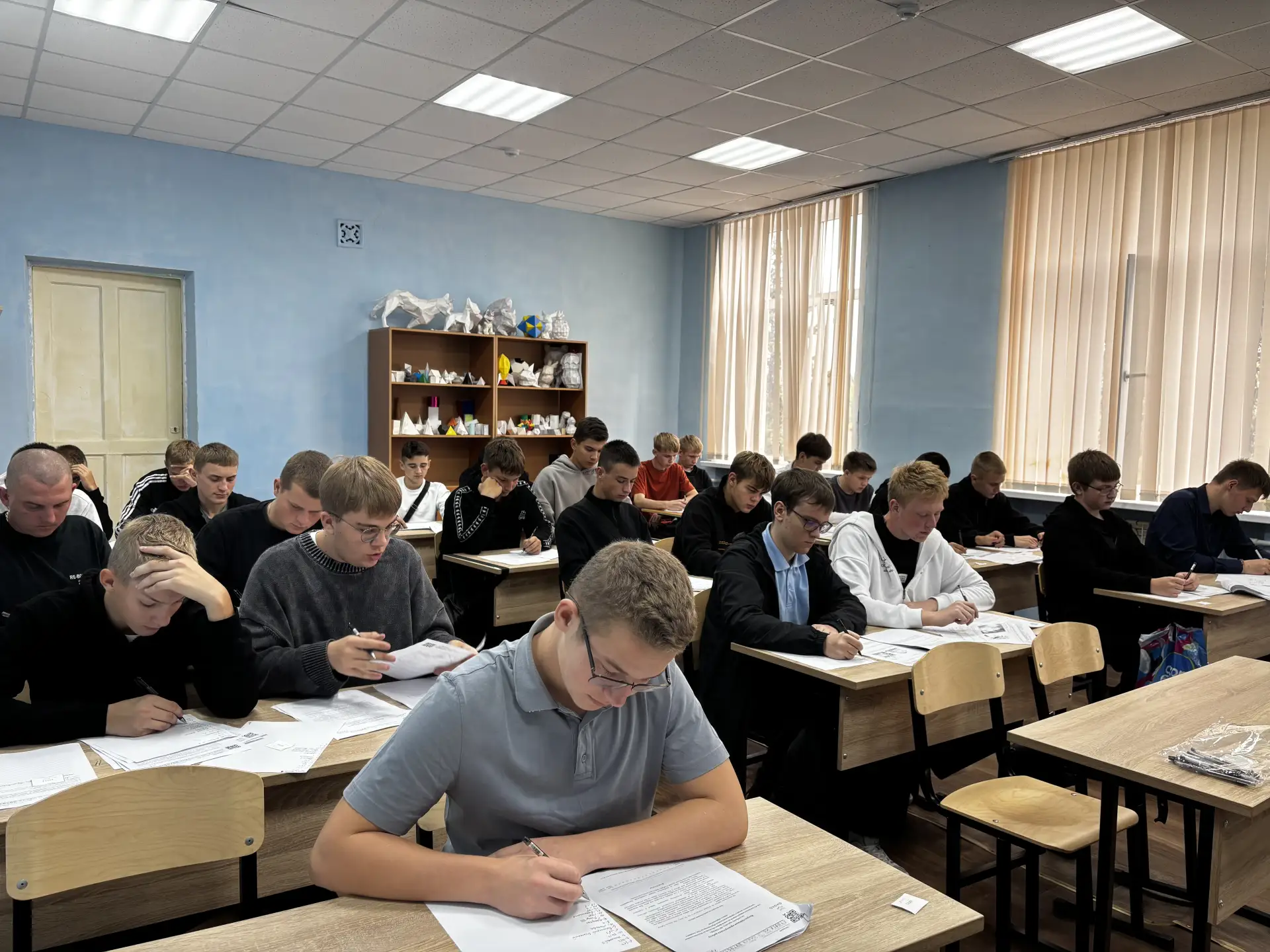Сегодня студенты 1 курса  приступили к выполнению Всероссийской проверочной  работы по ...