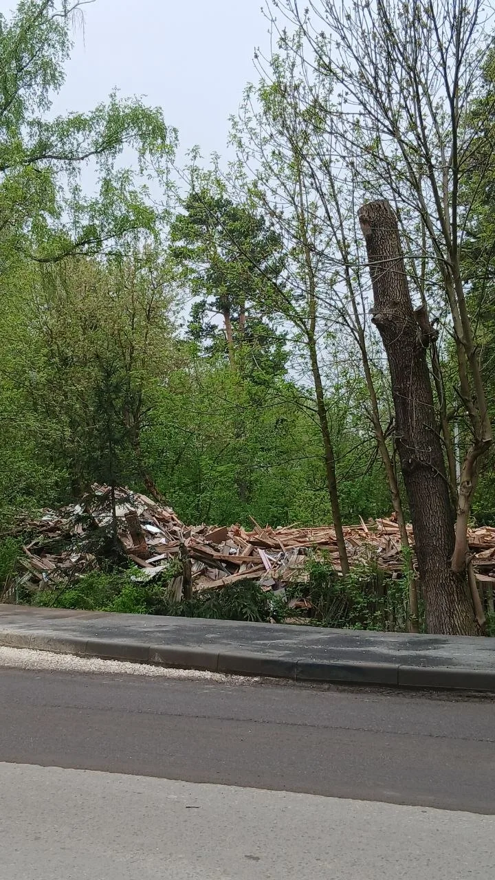 🏚 Жители западной стороны обратили внимание на заброшенное здание по дороге к школе №5.  По словам м