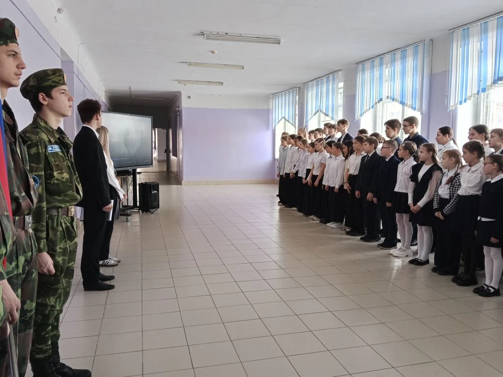 Наша школа отметила важную дату в истории России — 82-ю годовщину снятия блокады Ленинграда. Это соб