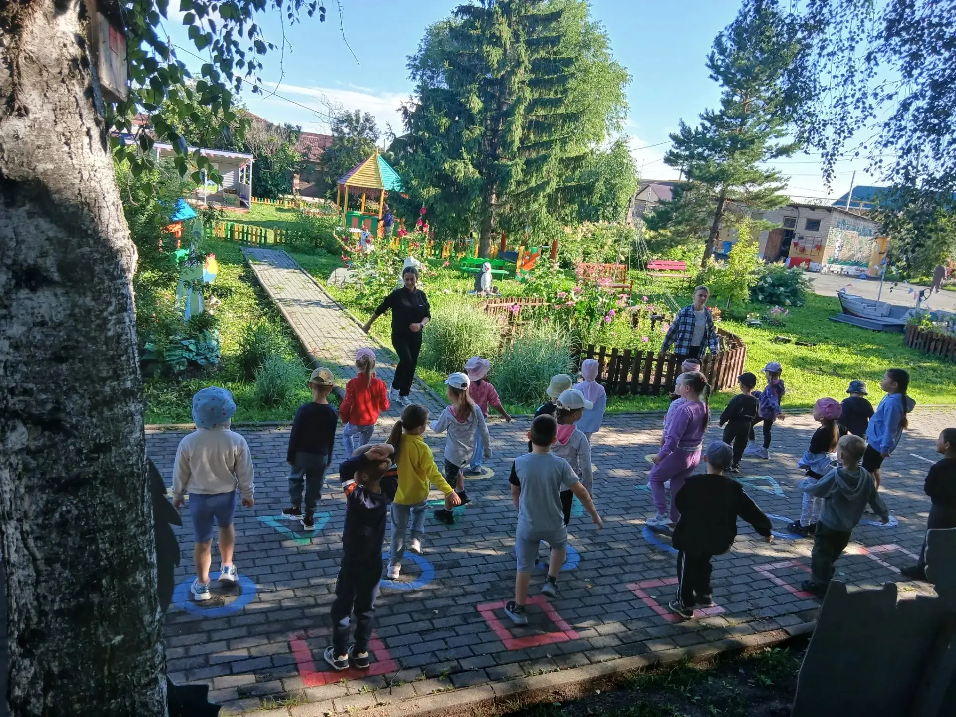 Доброе утро начинается с улыбки, движения и свежего воздуха! Утренняя зарядка на улице в детском сад