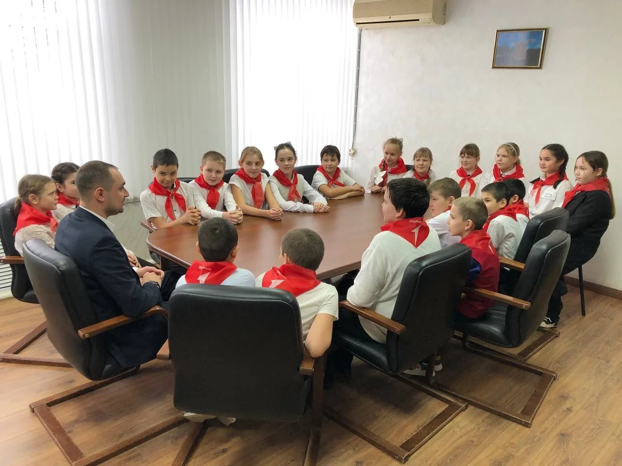 Новые активисты в рядах Движения Первых 🇷🇺   В администрации состоялась торжественная церемония посв