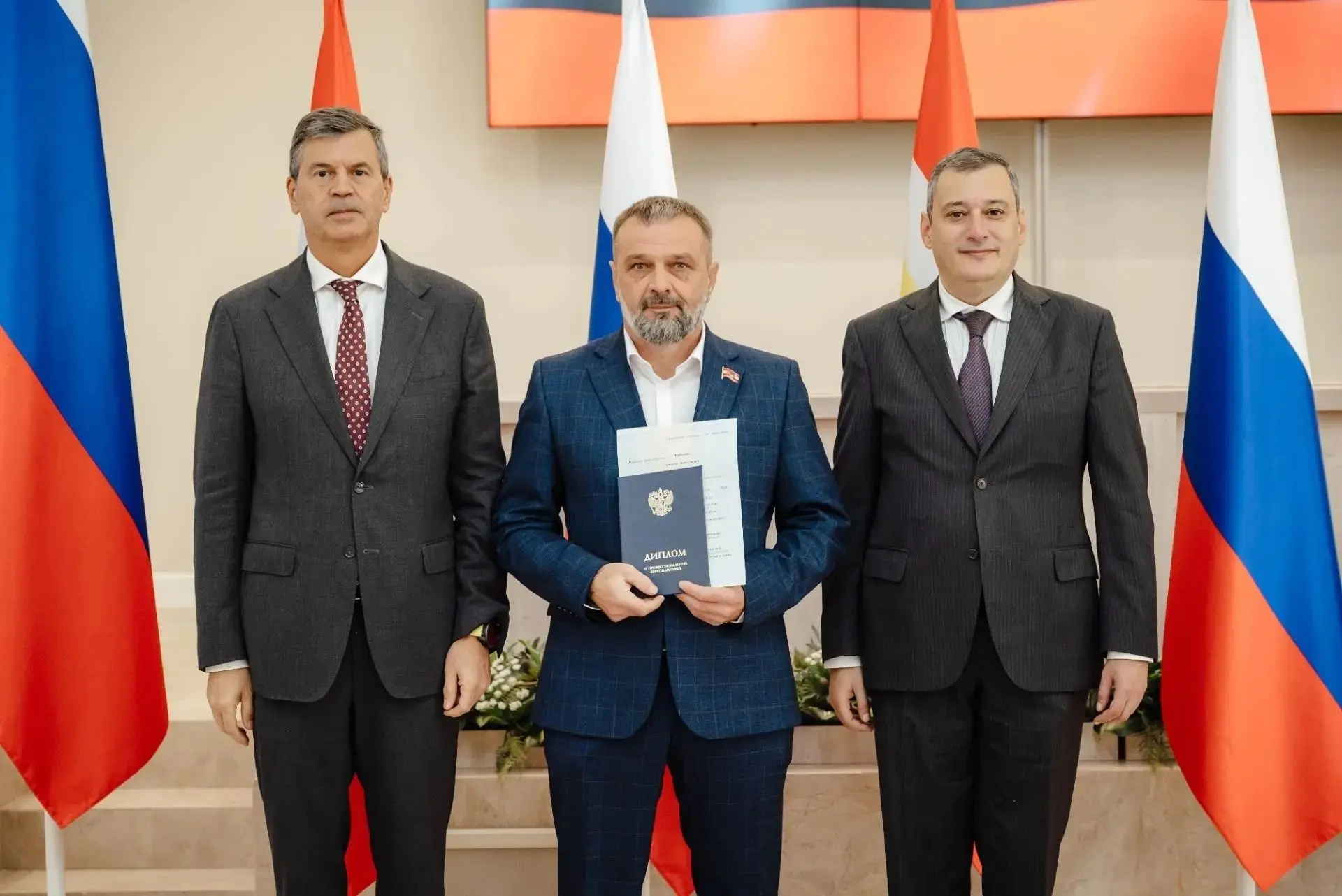 ☑  В Доме Советов прошла торжественная церемония вручения дипломов выпускникам регионал...