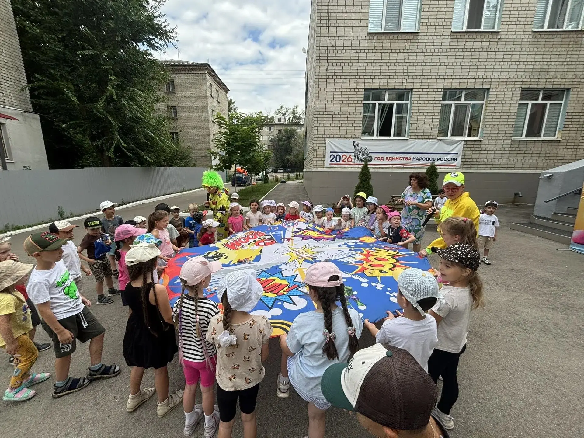 🎉 Волшебный театр в нашем детском саду! 🎉Лето — пора чудес и ярких впечатлений, и недавно у наших 