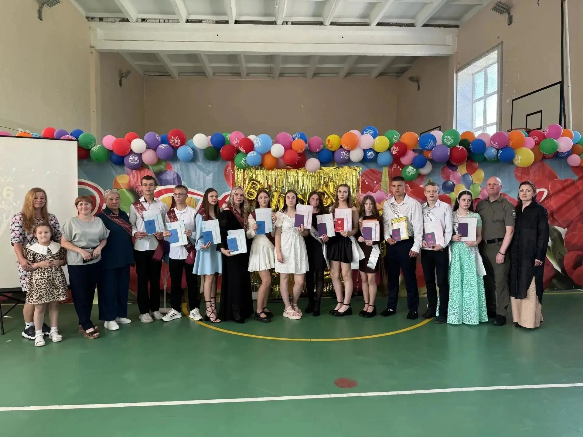 В школах Ленинского района выпускникам вручили аттестаты