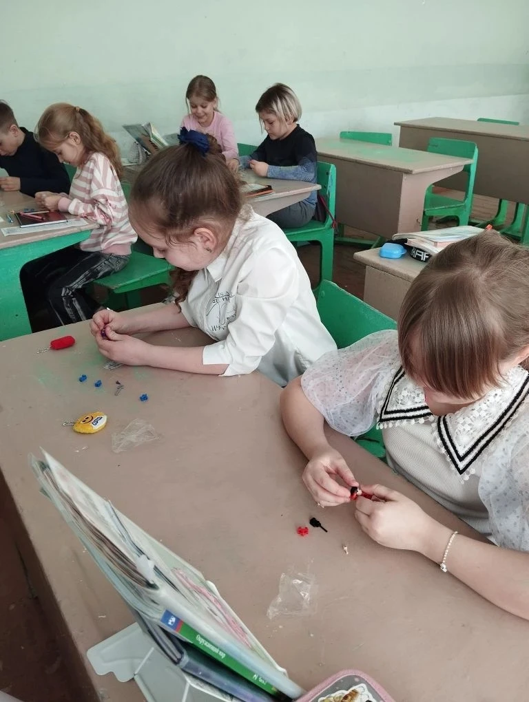 📚 Защита проектов во 2б классе по окружающему миру 🌍  Ученики 2б класса под руководством Белоущенко 