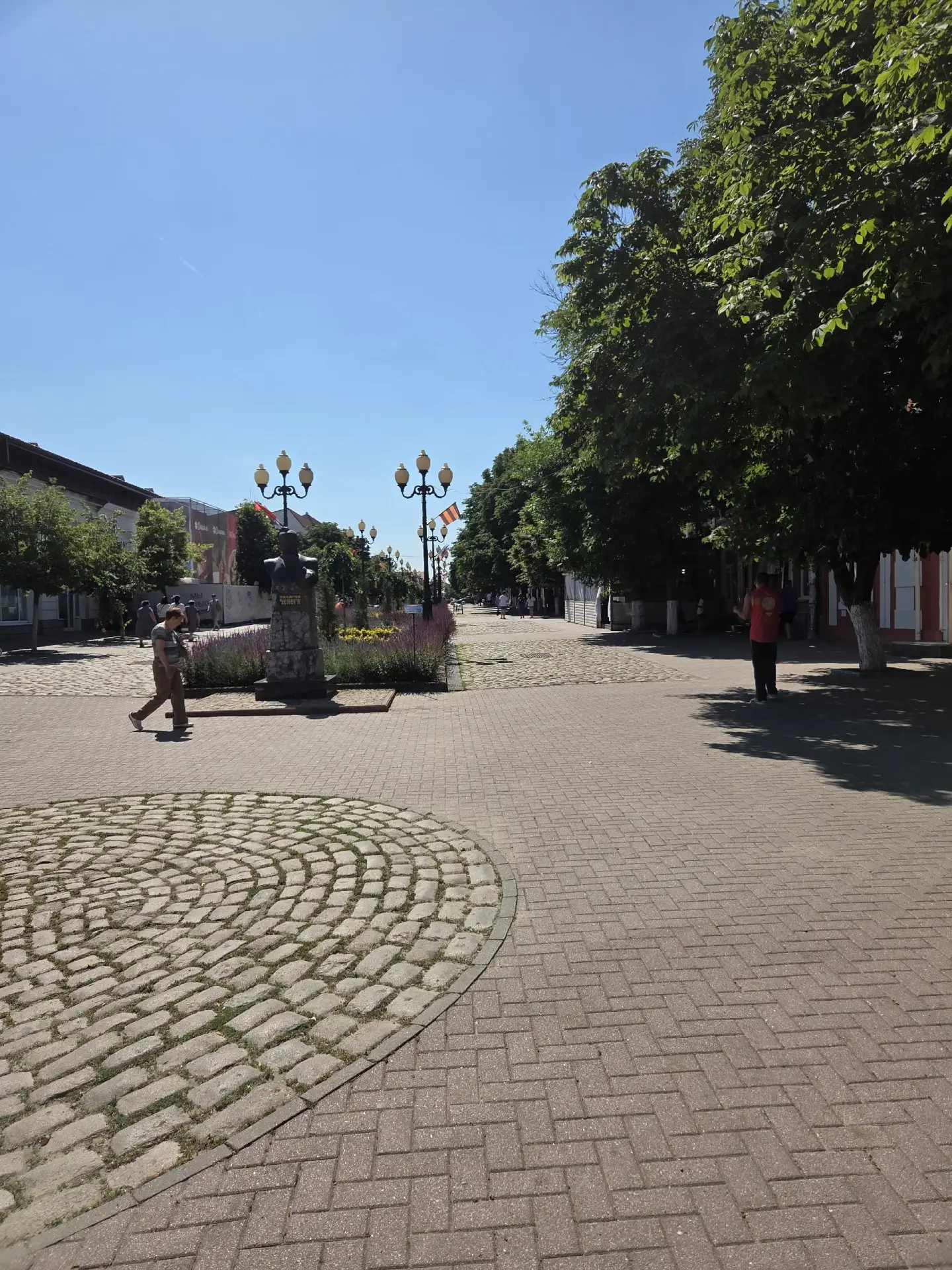 В центре так тихо спокойно, приезжайте к нам в Ейск, тут очень хорошо❤️