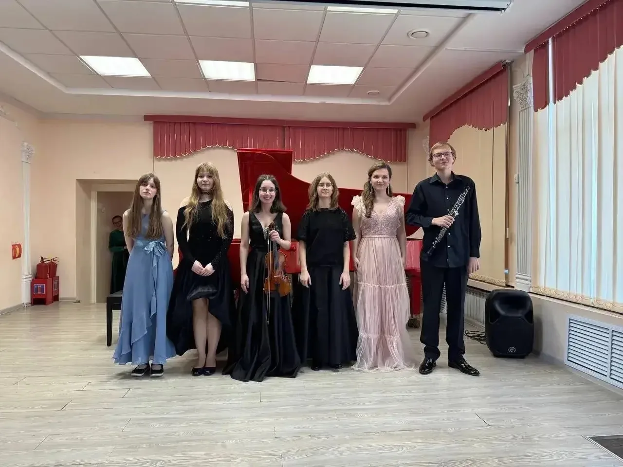 С любовью к музыке 🎻  Ученица 7 «Е» класса Дарья приняла участие в концерте стипендиатов Международн