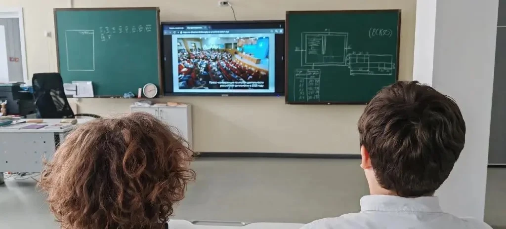 🇷🇺РАЗГОВОРЫ О ВАЖНОМ🇷🇺   👩‍💻Сегодня, 9 февраля, во 2-м корпусе МАОУ “Школа No 32” после пения гимна 
