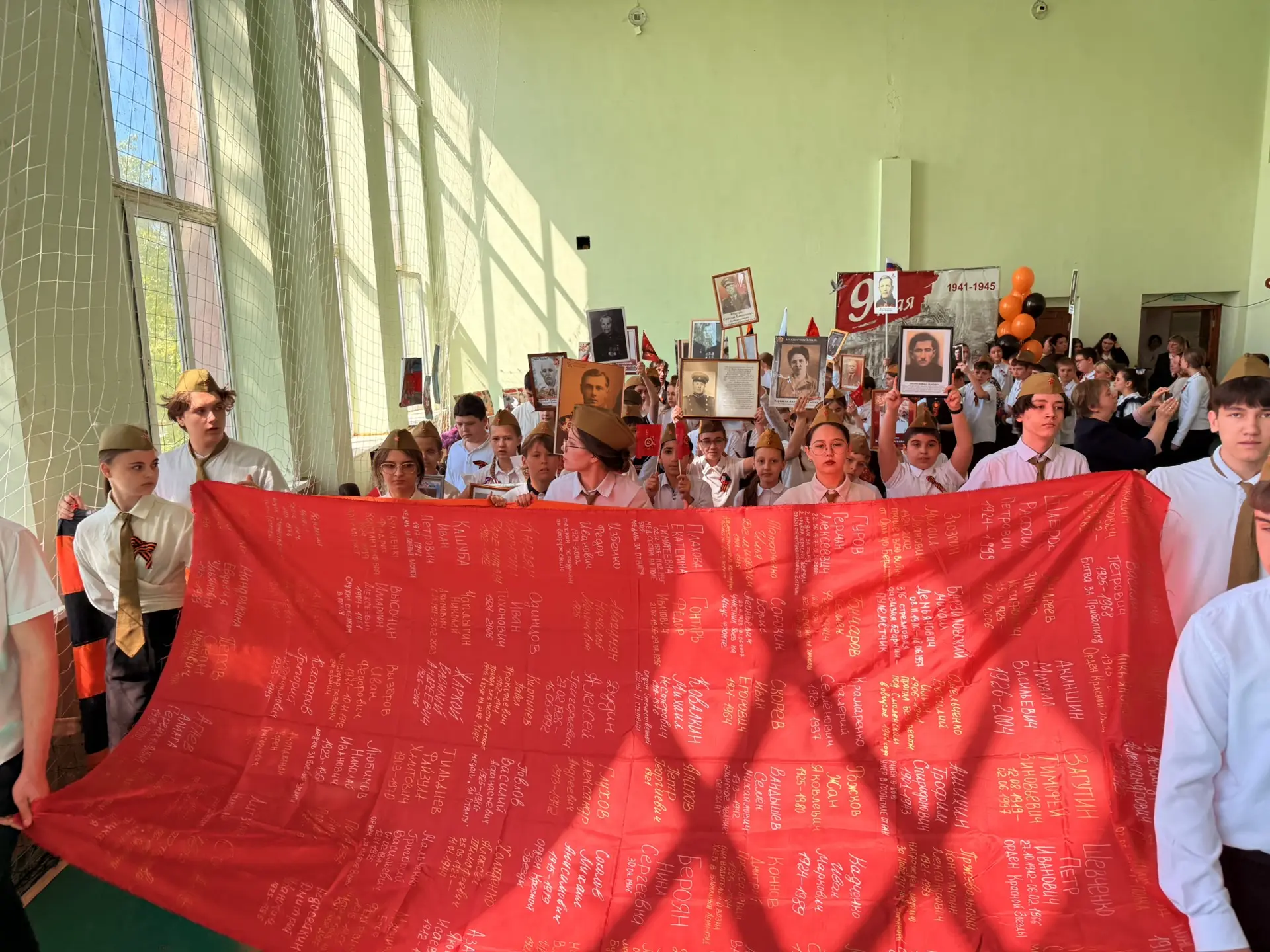 ⭐️7 мая в МАОУ "Школа 70" прошло традиционное мероприятие   "Бессмертный полк", объединившее  ученик