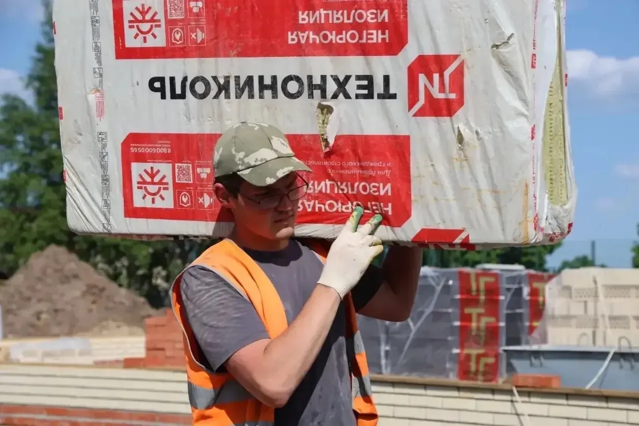 Дмитрий Захаров:  🏗️Объезжаю стройки школ. Сегодня — Вурнарская СОШ №1, пристрой на 400 мест.   👉Объ