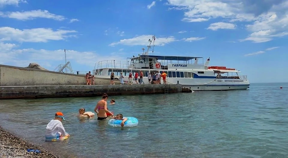 В тестовом режиме из Ялты в Алупку (на Городской пляж) ходит катер. Пока это коммерческие рейсы, соо