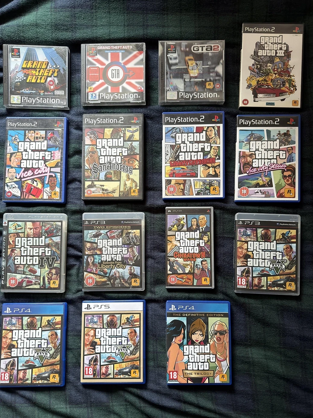 Фанат похвастался своей коллекцией GTA, собранной с первой PlayStation до нынешней PS5,...