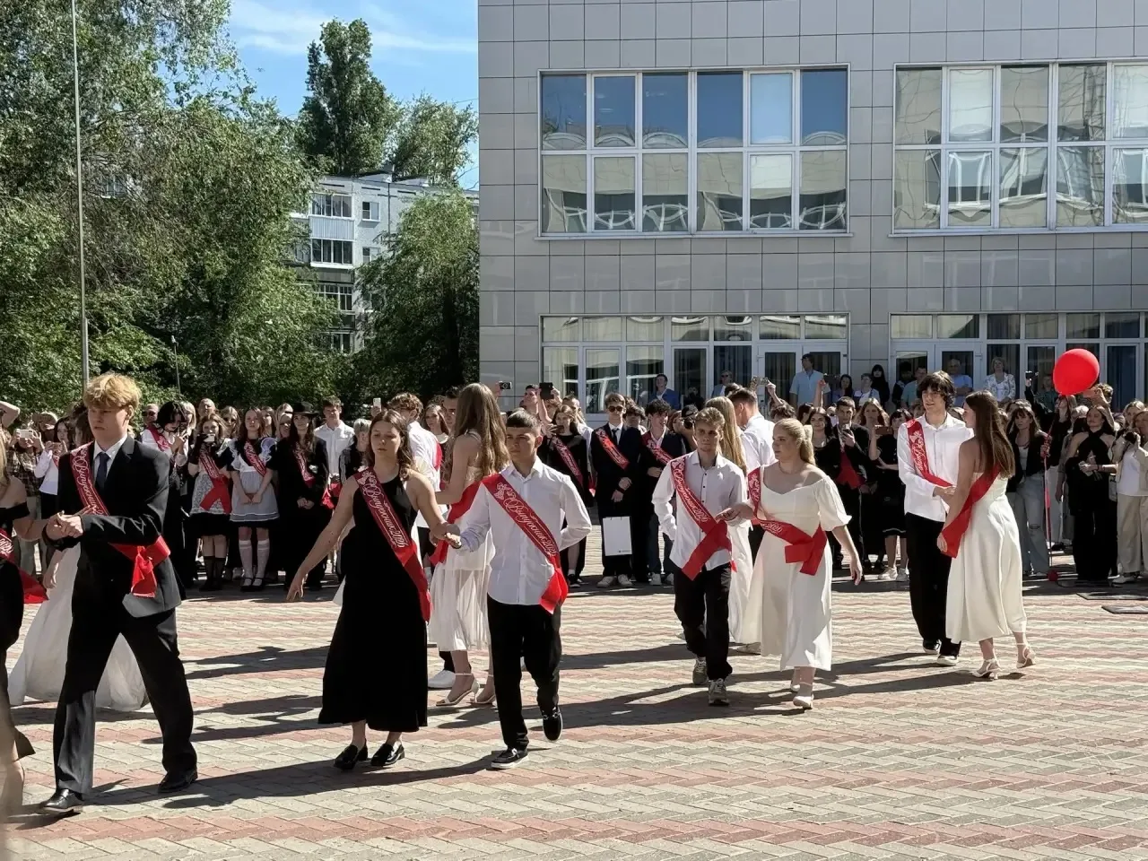 Традиционный вальс выпускников