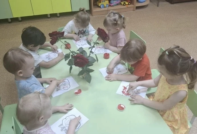 У наших малышей  прошел "День розы",🌹🌹
 Дети рисовали цветы пальчиками,это было весело и просто. �