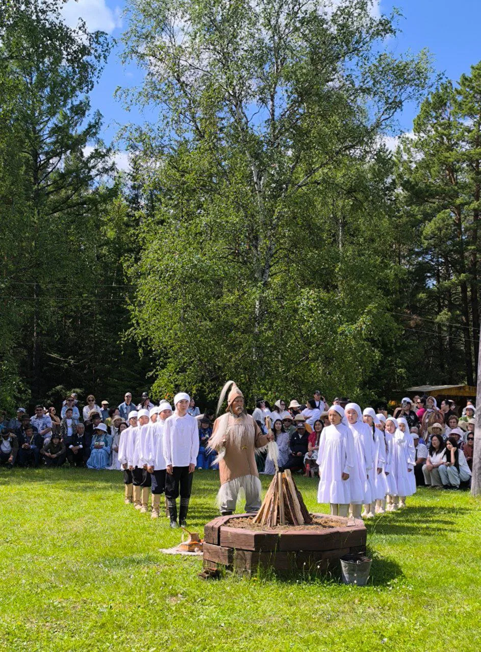 Нэһилиэкпит Үрүҥ Тунах ыһыаҕынан итии - истиҥ эҕэрдэ! 🌿🌿🌿 
Үрдүк Айыыларга сүгүрүйэр, айгыр-силик