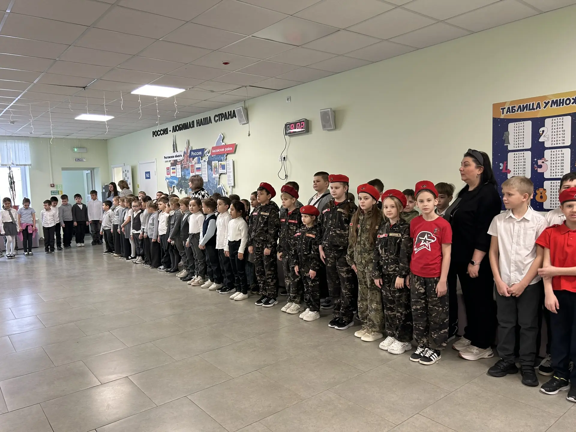 Понедельник, 9 февраля — начало учебной недели по традиции стартовало с торжественной линейки 🇷🇺  Вс
