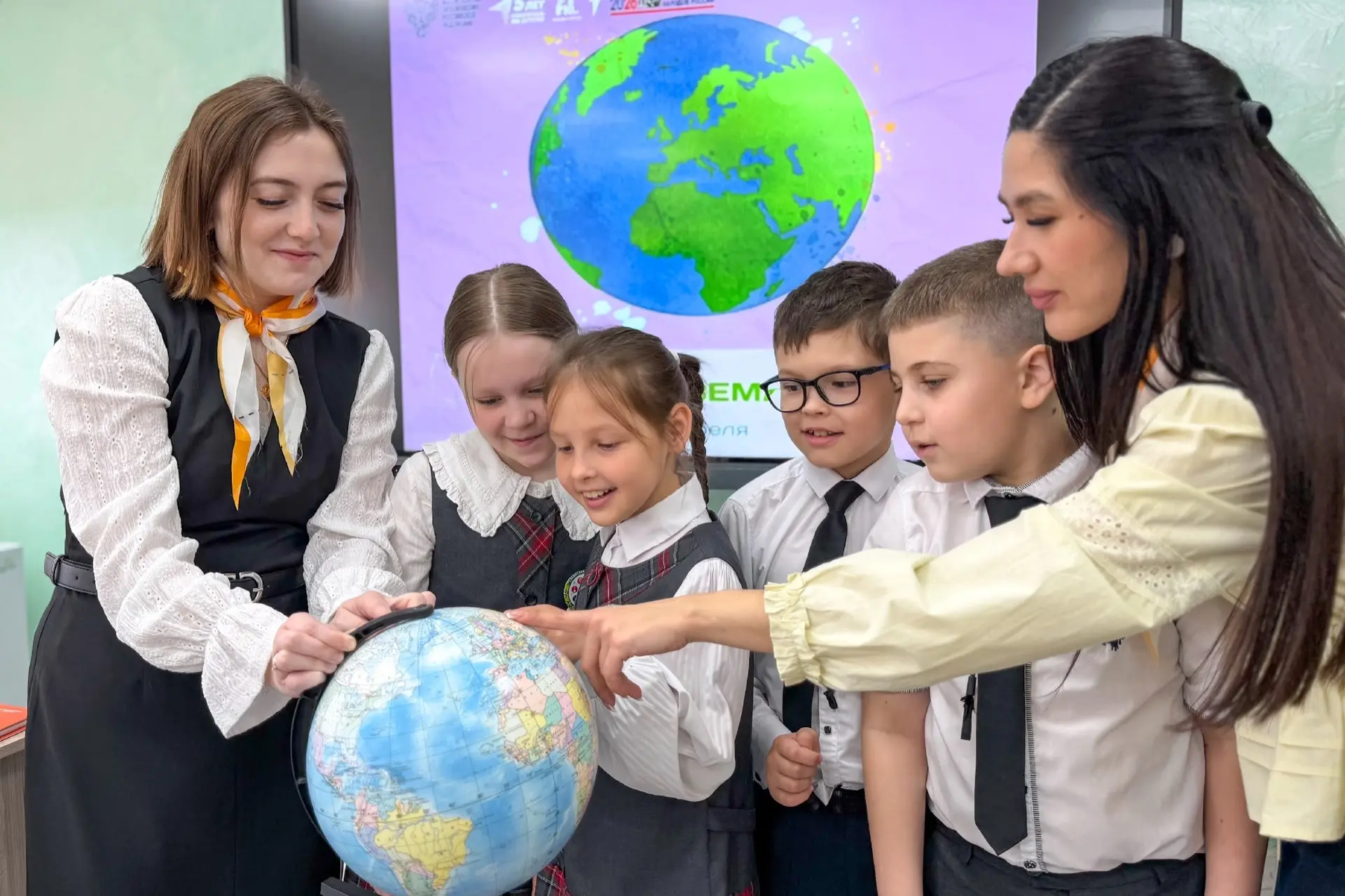 Большие перемены начинаются с малого 🌍   Советники директоров по воспитанию, а также специалисты рег