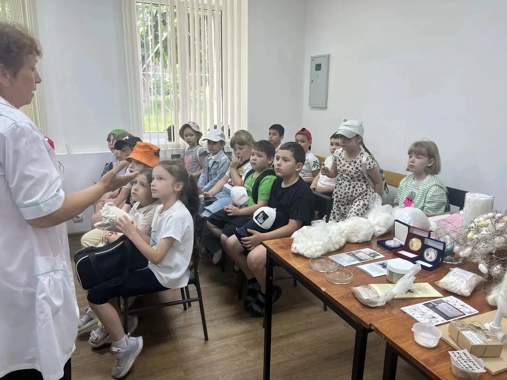 🌞🔆 17 июня у детей пришкольного лагеря "Солнышко" состоялась экскурсия на фабрику волшебства! 
🐛✨