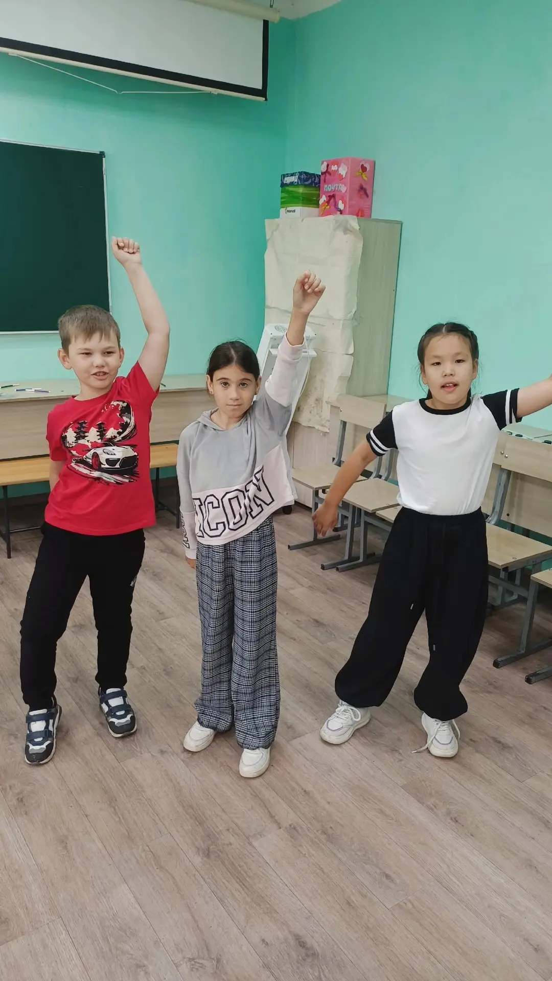 🌧️За окном хмурилось небо, вещая о дожде, но в стенах пришкольного лагеря ☀️царили све...